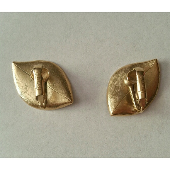 Vintage Trifari veined leaf clip on earrings - Picture 6 of 7